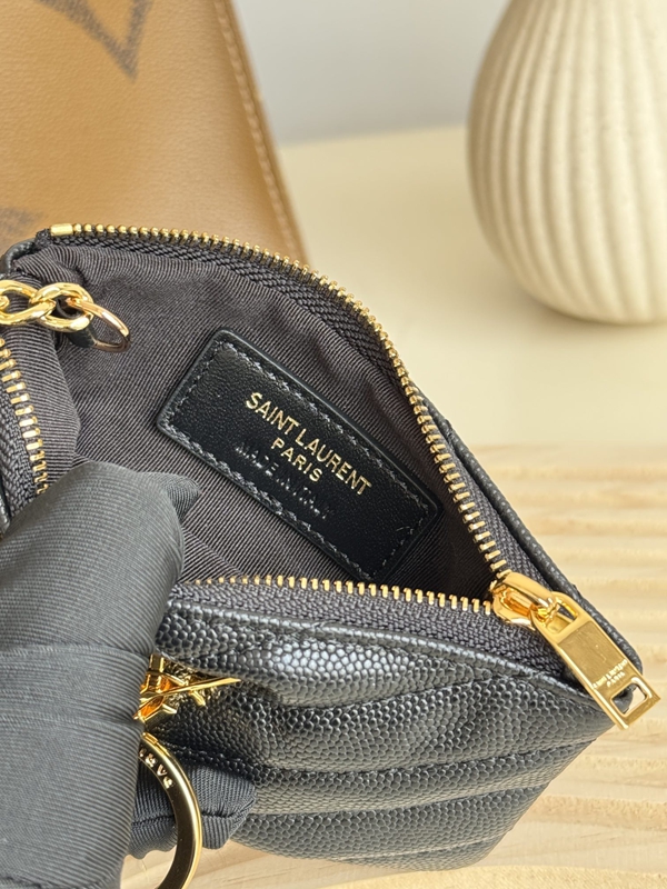 イヴサンローラン財布着用イメージ